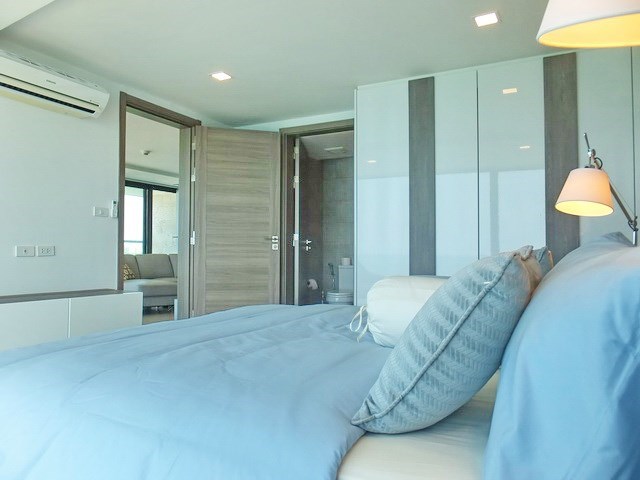 Condominium for sale Na Jomtien showing the bedroom and furniture 