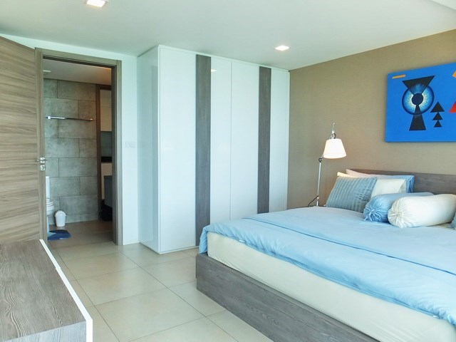 Condominium for sale Na Jomtien showing the bedroom suite 