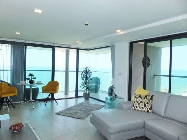 Condominium for sale Na Jomtien showing the living and dining areas and balconies 