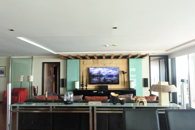 Condominium for sale Pattaya Northshore showing the living room