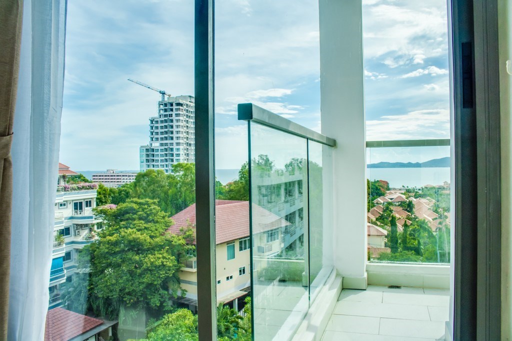 Condominium for sale Pratumnak Hill Pattaya showing the balcony and and view Condominium for sale Pratumnak Hill Pattaya showing the balcony and and view