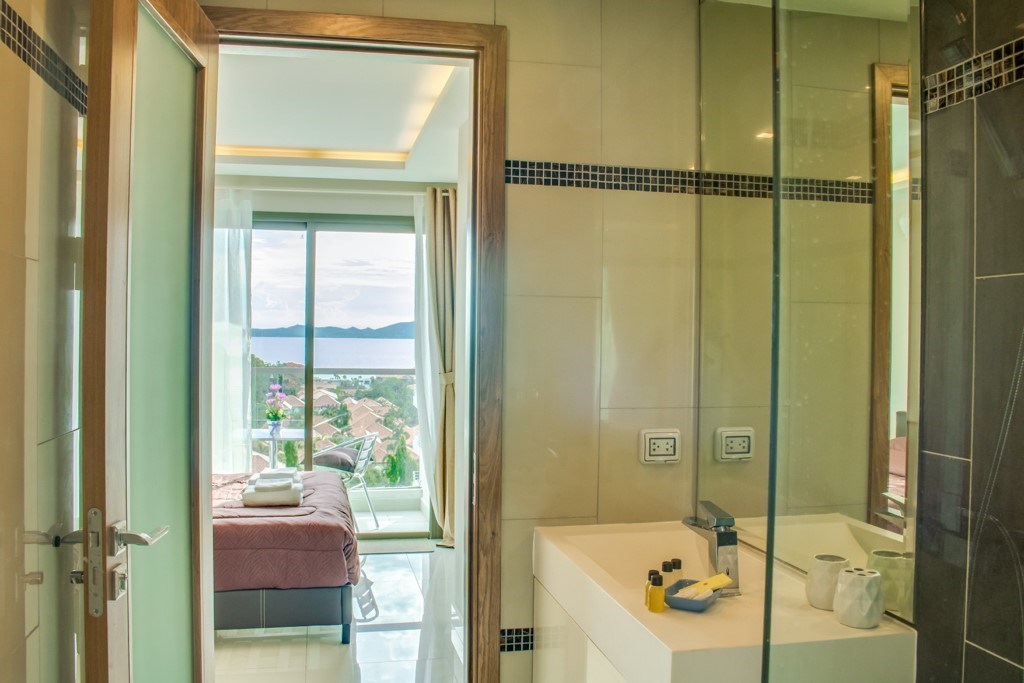 Condominium for sale Pratumnak Hill Pattaya showing the bathroom