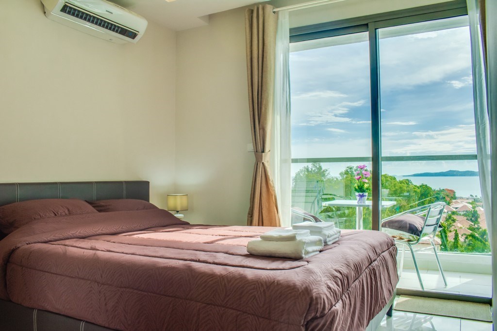 Condominium for sale Pratumnak Hill Pattaya showing the bedroom and balcony Condominium for sale Pratumnak Hill Pattaya showing the bedroom and balcony
