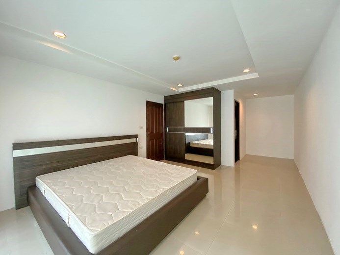 Condominium for sale Pattaya showing the bedroom with wardrobes 