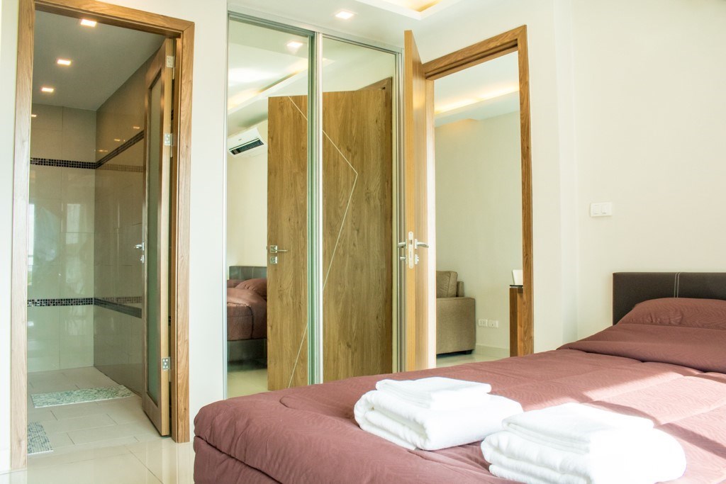 Condominium for sale Pratumnak Hill Pattaya showing the bedroom suite Condominium for sale Pratumnak Hill Pattaya showing the bedroom suite
