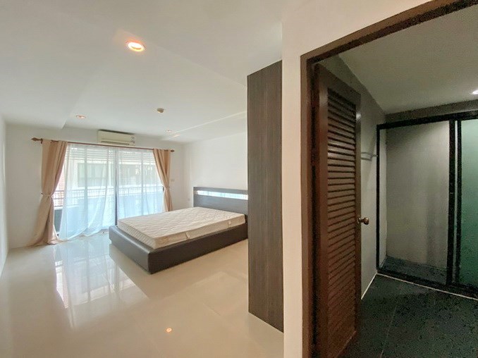 Condominium for sale Pattaya showing the bedroom suite 