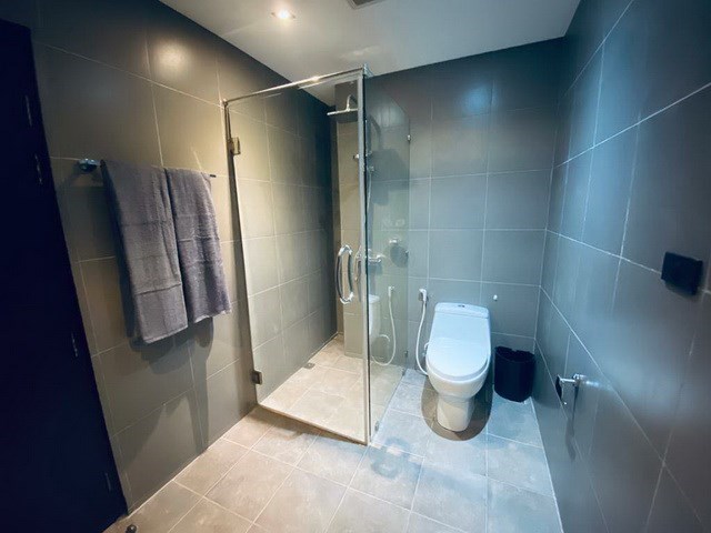 Condominium for sale Pratumnak Pattaya showing the bathroom with shower 
