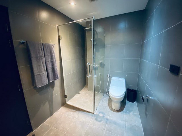 Condominium for sale Pratumnak Pattaya showing the bathroom with shower Condominium for sale Pratumnak Pattaya showing the bathroom with shower