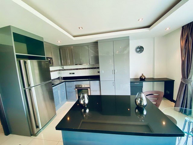 Condominium for sale Pratumnak Pattaya showing the dining and kitchen areas 