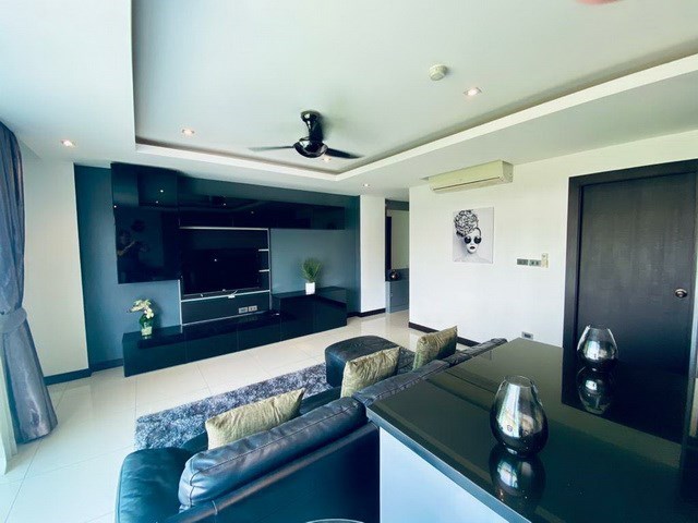 Condominium for sale Pratumnak Pattaya showing the living room 