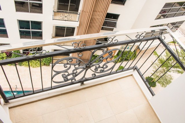 Condominium for sale Pratumnak Hill Pattaya showing the balcony and view Condominium for sale Pratumnak Hill Pattaya showing the balcony and view