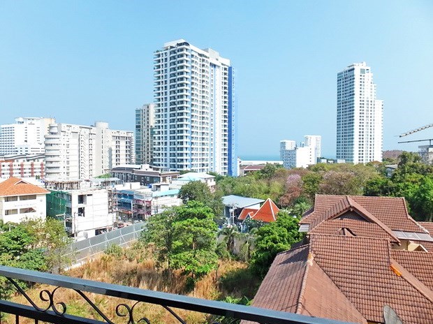 Condominium for sale Pratumnak Hill Pattaya showing the balcony and view 
