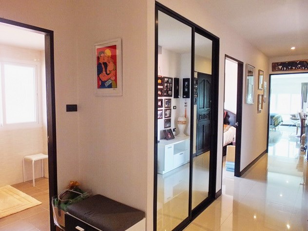 Condominium for sale Pratumnak Hill showing the built-in cabinets and wardrobes