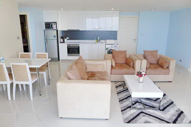 Condominium for rent Pratumnak Cosy Beach showing the living, dining and kitchen areas