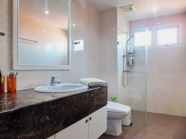 Condominium for sale Pratumnak Hill showing the master bathroom