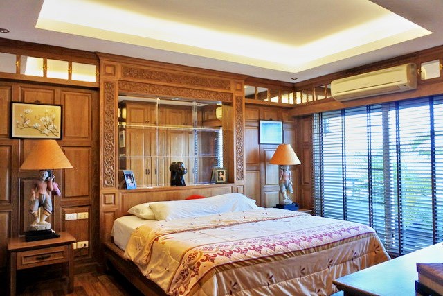 Condominium for sale Pratumnak Hill Pattaya showing the master bedroom