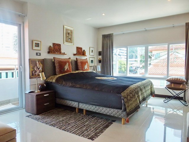 Condominium for sale Pratumnak Hill showing the master bedroom