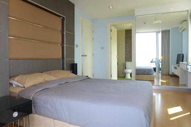 Condominium for rent Pratumnak Cosy Beach showing the master bedroom en-suite
