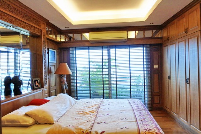 Condominium for sale Pratumnak Hill Pattaya showing the master bedroom suite with balcony
