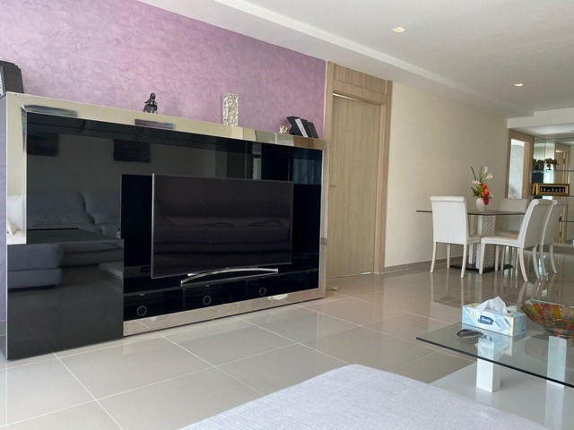 Condominium for sale Pratumnak Pattaya showing the living and dining areas 