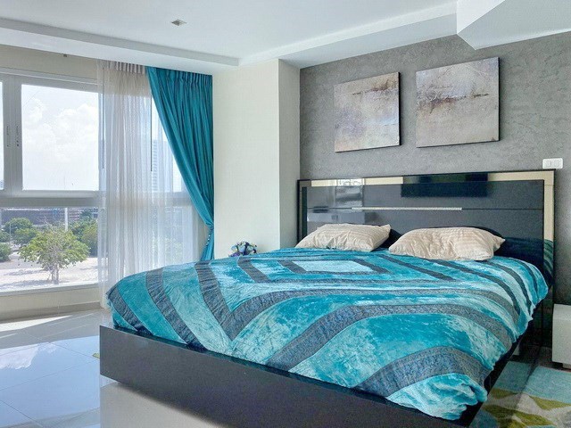 Condominium for sale Pratumnak Pattaya showing the master bedroom with furniture Condominium for sale Pratumnak Pattaya showing the master bedroom with furniture