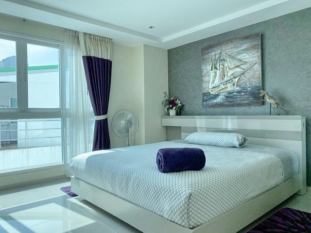 Condominium for sale Pratumnak Pattaya showing the second bedroom 