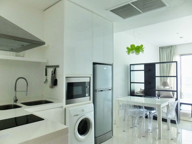 Condominium for sale Wongamat Pattaya showing the dining and kitchen areas 