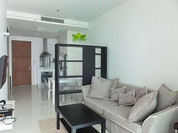 Condominium for sale Wongamat Pattaya showing the living room