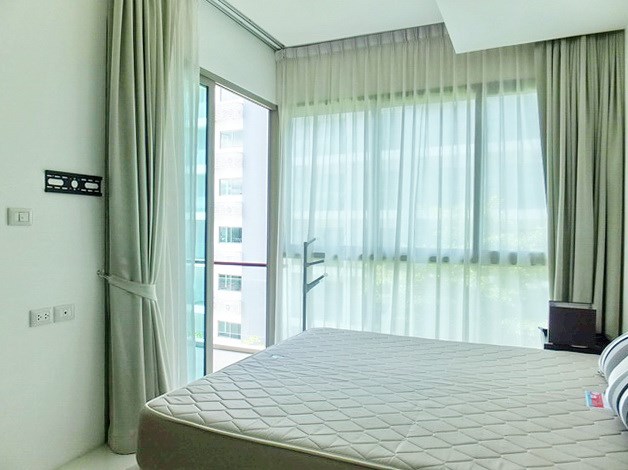 Condominium for sale Wongamat Pattaya showing the master bedroom 