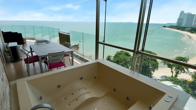 Condominium for sale The Cove Wongamat showing the balcony with jacuzzi