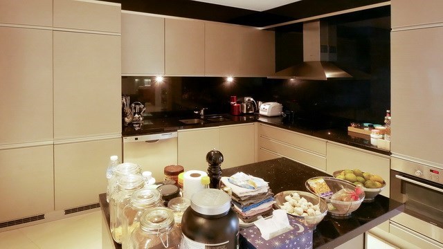Condominium for sale The Cove Wongamat showing the kitchen