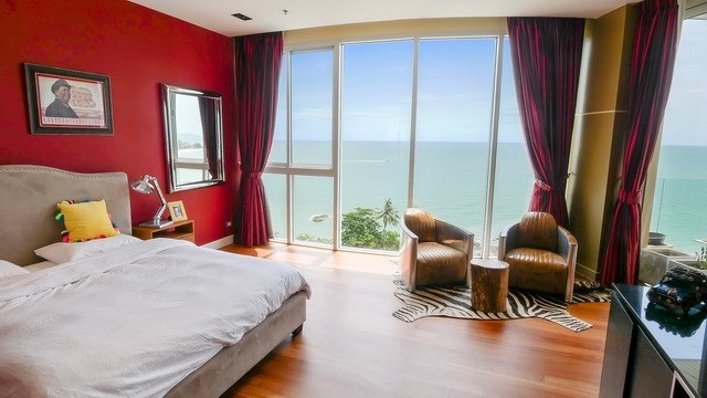 Condominium for sale The Cove Wongamat showing the master bedroom