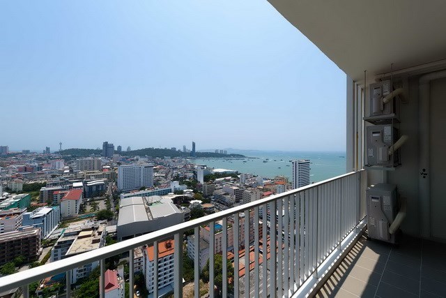 Condominium for Sale Pattaya showing the balcony and view 