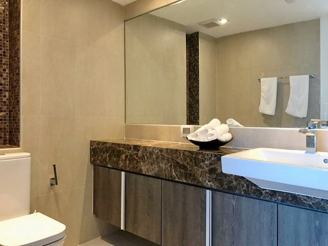 Condominium for sale Central Pattaya showing the bathroom