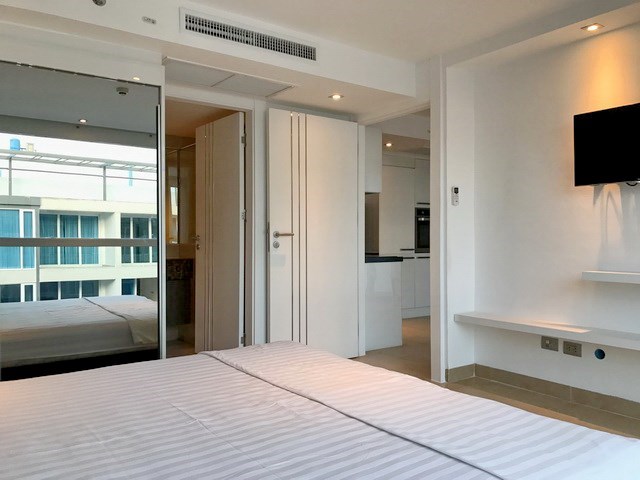 Condominium for sale Central Pattaya showing the bedroom suite 