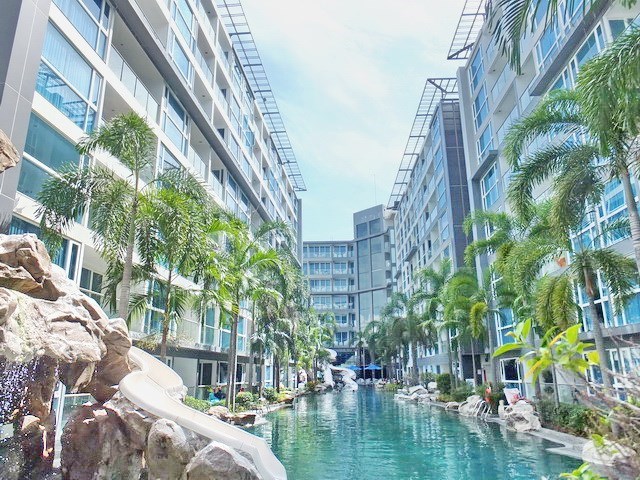 Condominium for sale Central Pattaya showing the communal swimming pool 