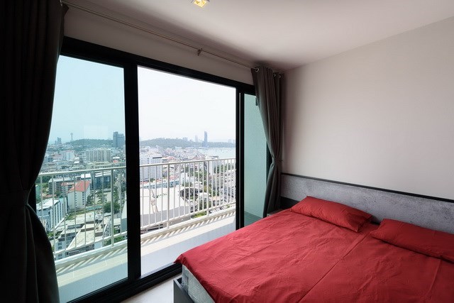 Condominium for Sale Pattaya showing the master bedroom and balcony Condominium for Sale Pattaya showing the master bedroom and balcony