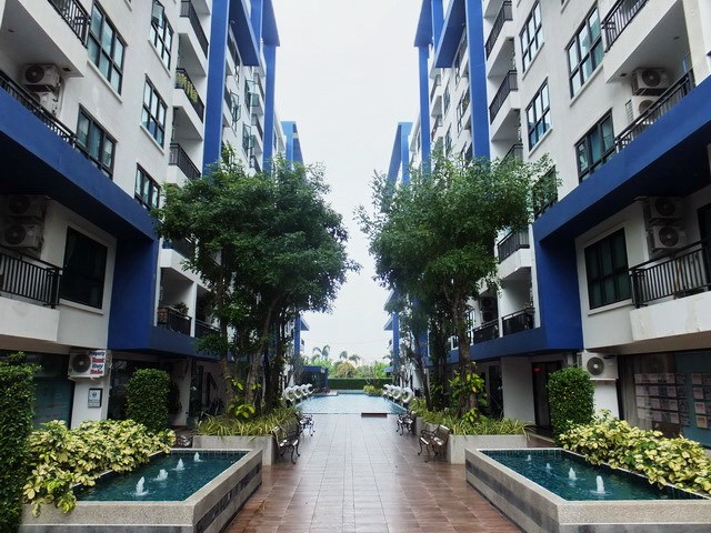 Condominium for sale East Pattaya showing the building and pool