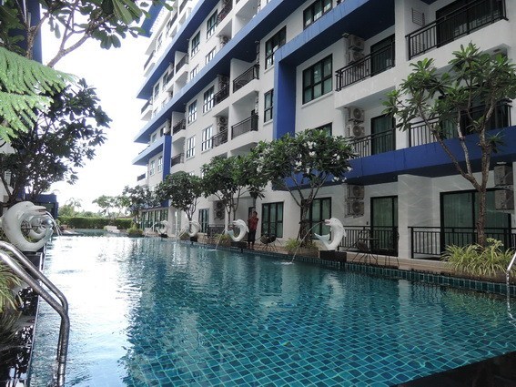 Condominium for sale East Pattaya showing the communal swimming pool