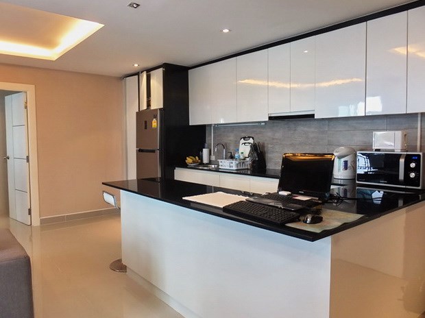 Condominium for sale East Pattaya showing the kitchen