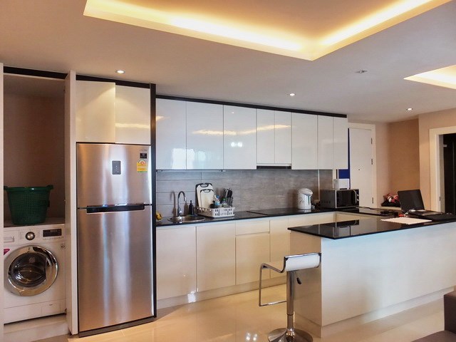 Condominium for sale East Pattaya showing the U-shaped kitchen