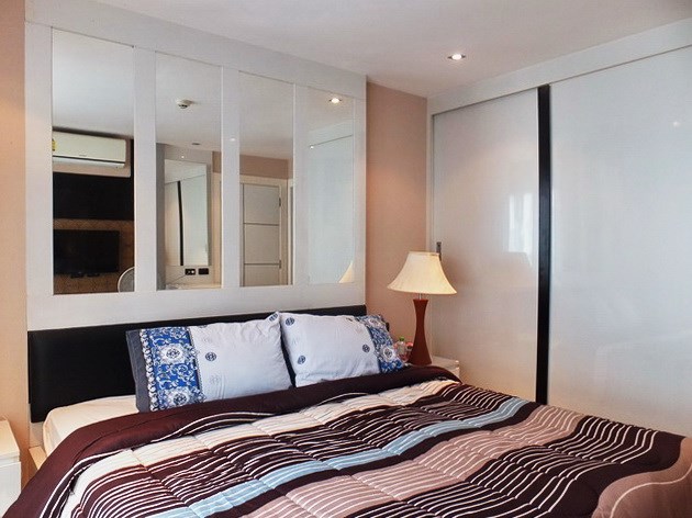 Condominium for sale East Pattaya showing the master bedroom and built-in wardrobes