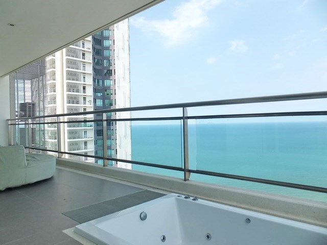 Condominium for sale Jomtien Pattaya showing the Jacuzzi bathtub on the balcony