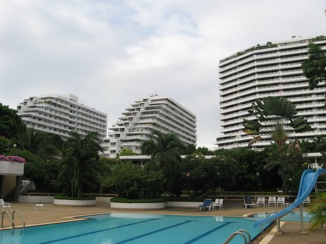Condominium for sale Jomtien Beach showing the communal pool