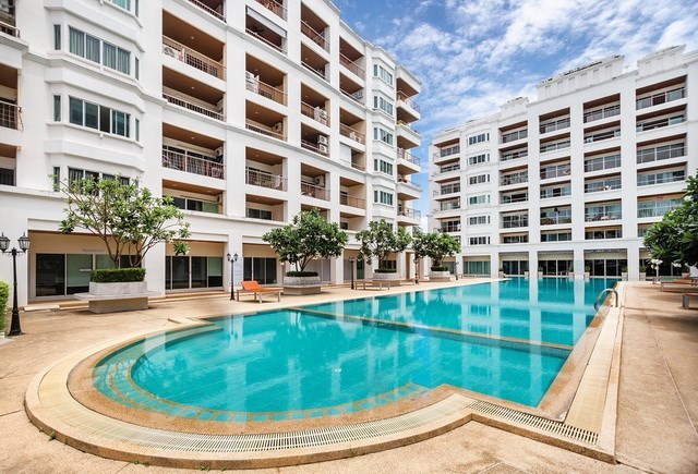 Condominium for sale Jomtien Pattaya showing the communal pool