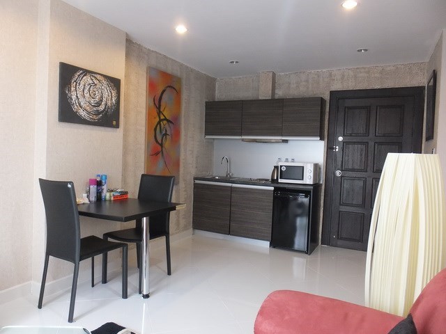 Condominium for sale Jomtien showing the dining and kitchen areas 