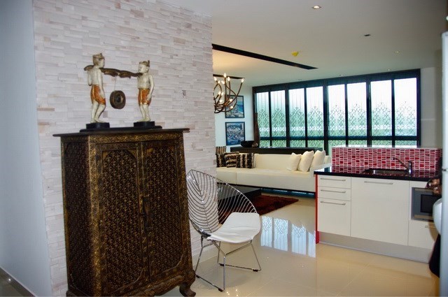 Condominium for sale Jomtien showing the kitchen and living areas Condominium for sale Jomtien showing the kitchen and living areas