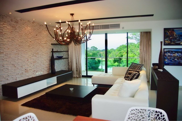 Condominium for sale Jomtien showing the living area and balcony Condominium for sale Jomtien showing the living area and balcony