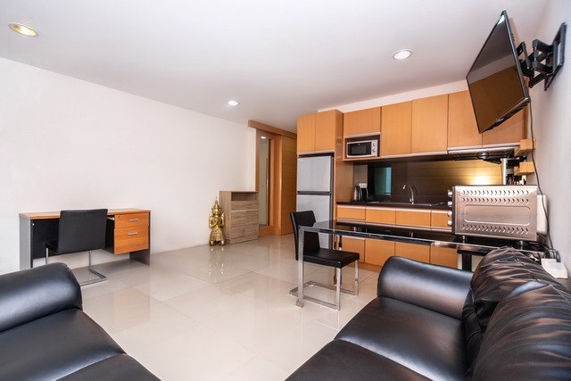 Condominium for sale Jomtien Pattaya showing the living, dining and kitchen areas 