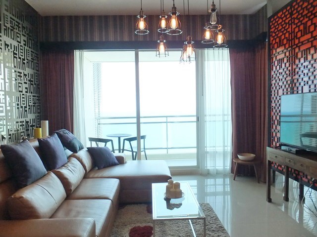 Condominium for sale Jomtien Pattaya showing the living room and balcony 
